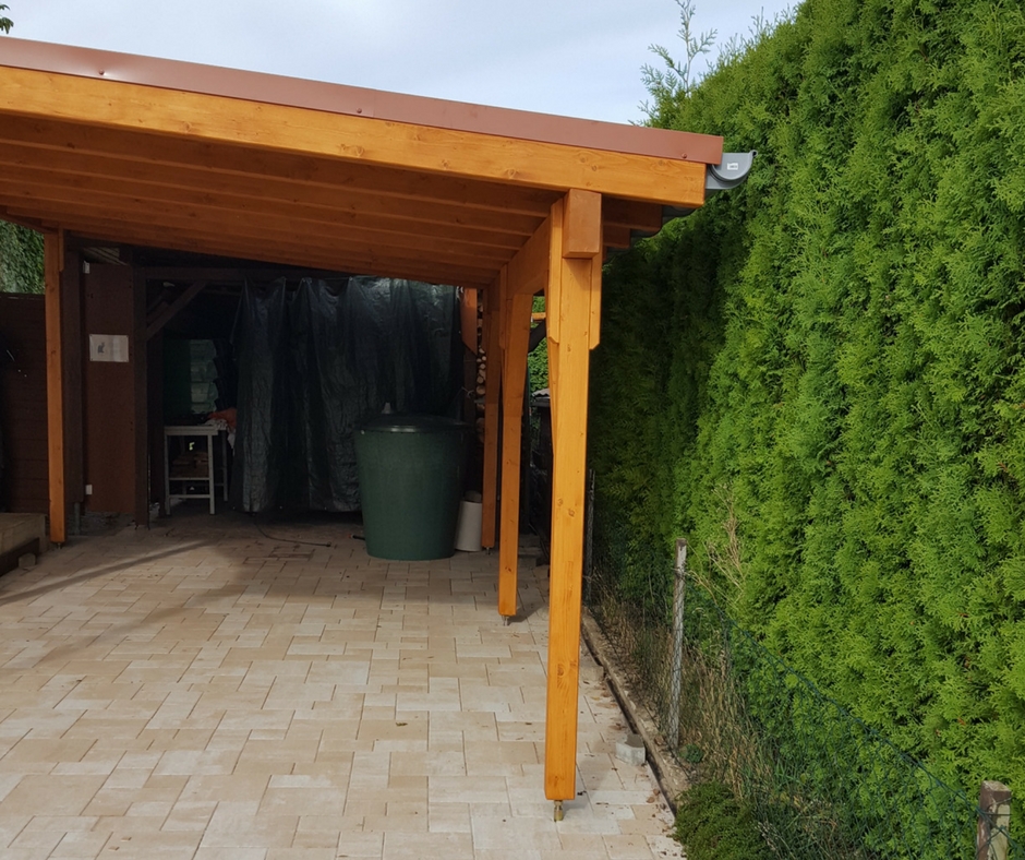 Carport mit grüner Hecke